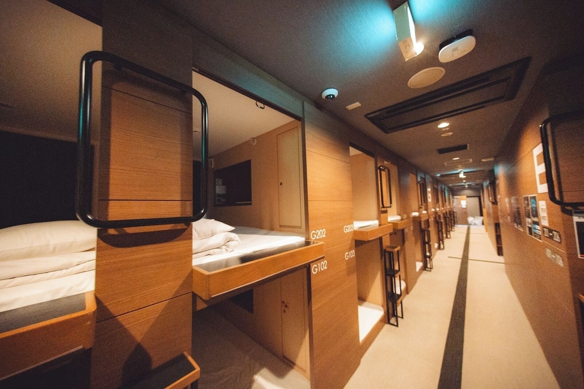 Cabin Bed, Men Only | In-room safe, free WiFi, bed sheets