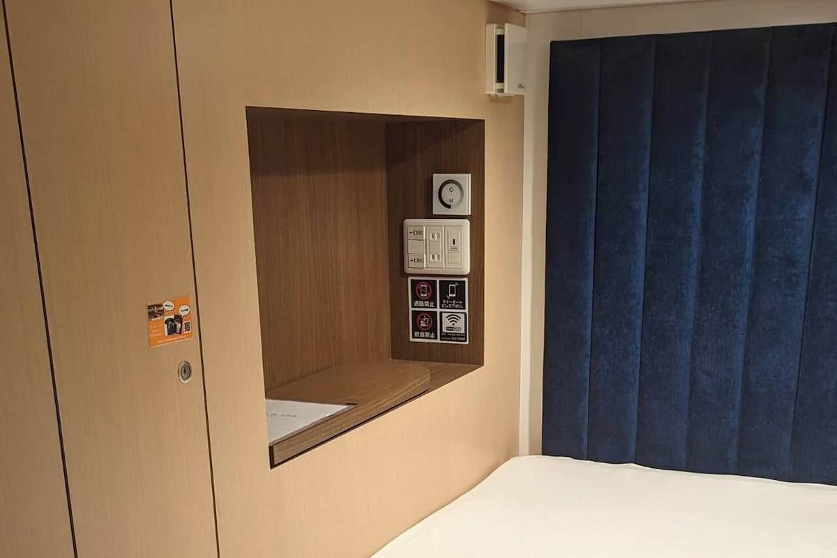 cabin bed, men only | in-room safe, free wifi, bed sheets