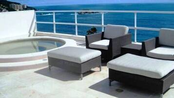 Tina de hidromasaje al aire libre