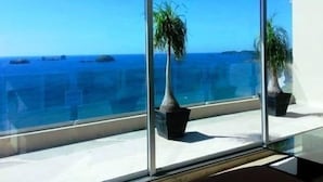 Un balcón con vista despejada al océano y a islas distantes.