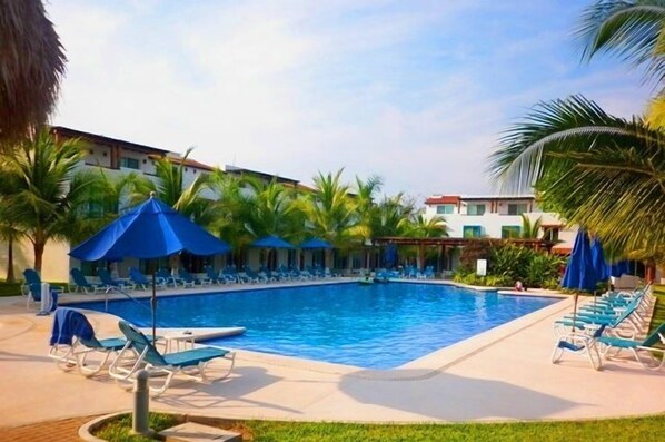 Outdoor pool, pool umbrellas, sun loungers
