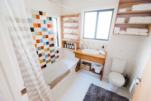 Casa panoràmica, 2 dormitoris, vistes a l'oceà | Bany | Combinació de dutxa i banyera i articles de tocador gratuïts 