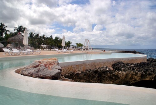 DIRECTLY ON THE CARIBBEAN SEA, 3 BEDROOM APARTMENT, GARDEN&POOL&DIRECT ACCESS TO THE SEA!