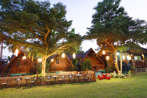 RoomQuest Golden Triangle Premium Collection