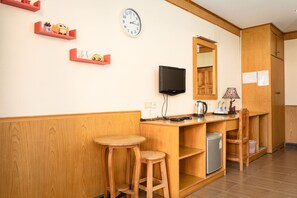 Standard Twin Room | Minibar - RoomQuest Golden Triangle Premium Collection (Chiang Saen)