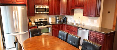 Private kitchen | Fridge, microwave, oven, stovetop