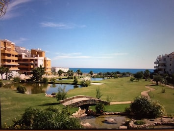 Le golf servant d espace vert,vu de la terrasse.la mer est Ă 400 mĂštres