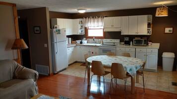 Frigorífico, microondas, horno y placa de cocina