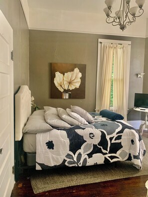 3 bedrooms, iron/ironing board, free WiFi, bed sheets - Classic/Modern Downtown Home In Valdosta (Valdosta)