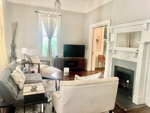 Smart TV, fireplace, DVD player, books - Classic/Modern Downtown Home In Valdosta (Valdosta)