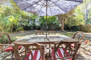 Outdoor dining - Classic/Modern Downtown Home In Valdosta (Valdosta)