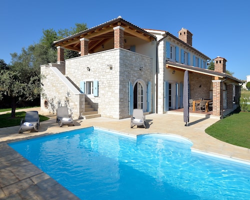 Beautiful villa, private pool, seaview, olive garden (sleeps 7-8)