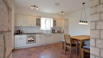 Een koelkast, een magnetron, een oven, een kookplaat