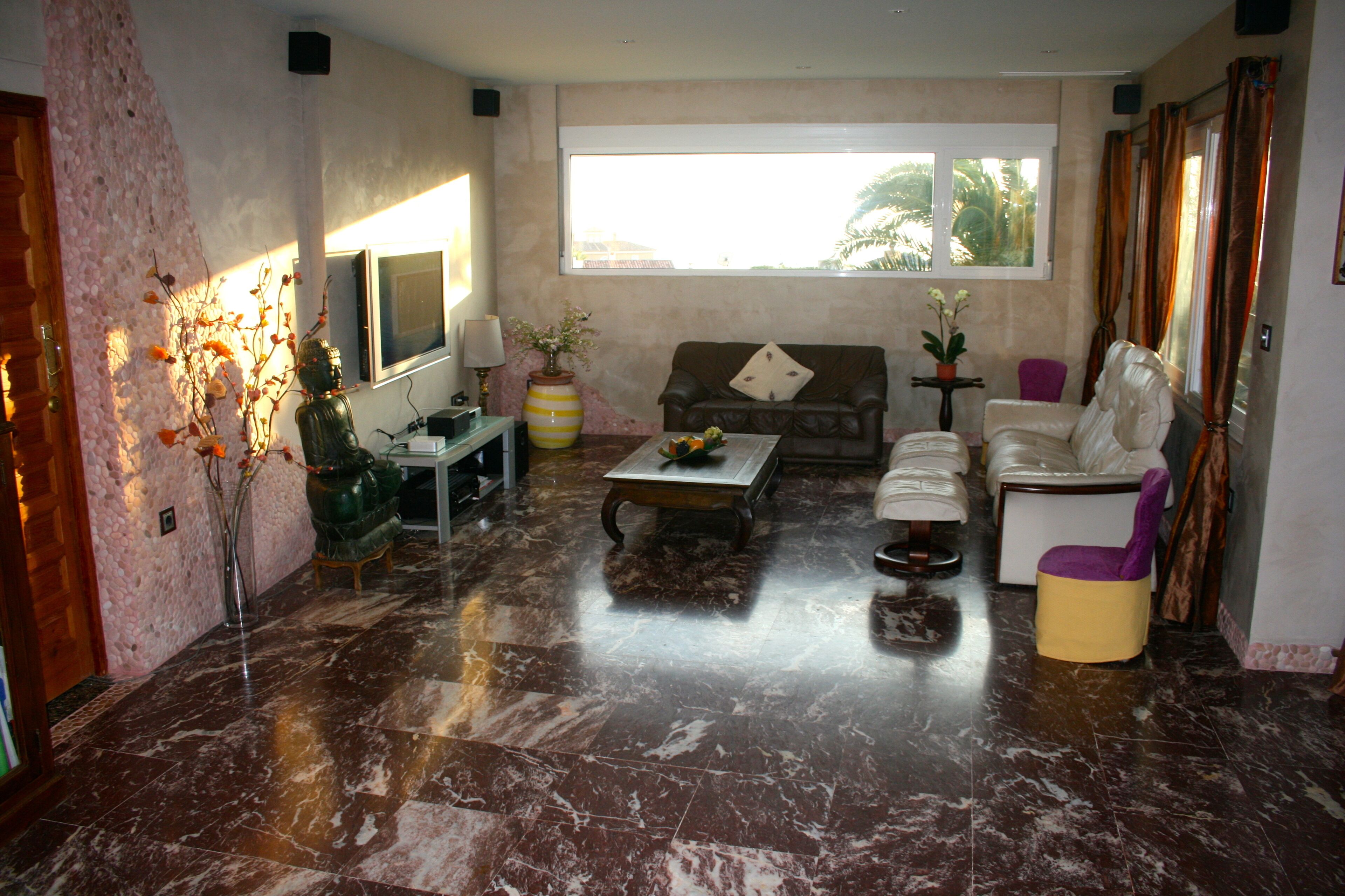 TV connectée, cheminée, table de tennis de table, chaîne hi-fi