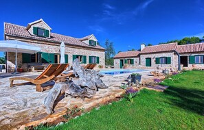 المنطقة المحيطة بالمنشأة