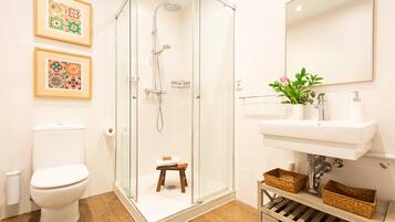 Een douche, een haardroger, handdoeken, zeep