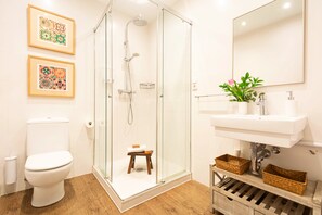 Dusche, Haartrockner, Handtücher, Seife