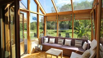 Fernseher, Kamin, DVD-Player, Bücher