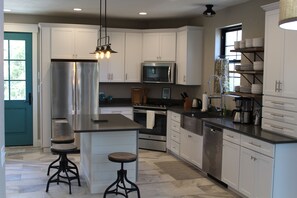 ثلاجة، ميكروويف، فرن، موقد طهي مسطح