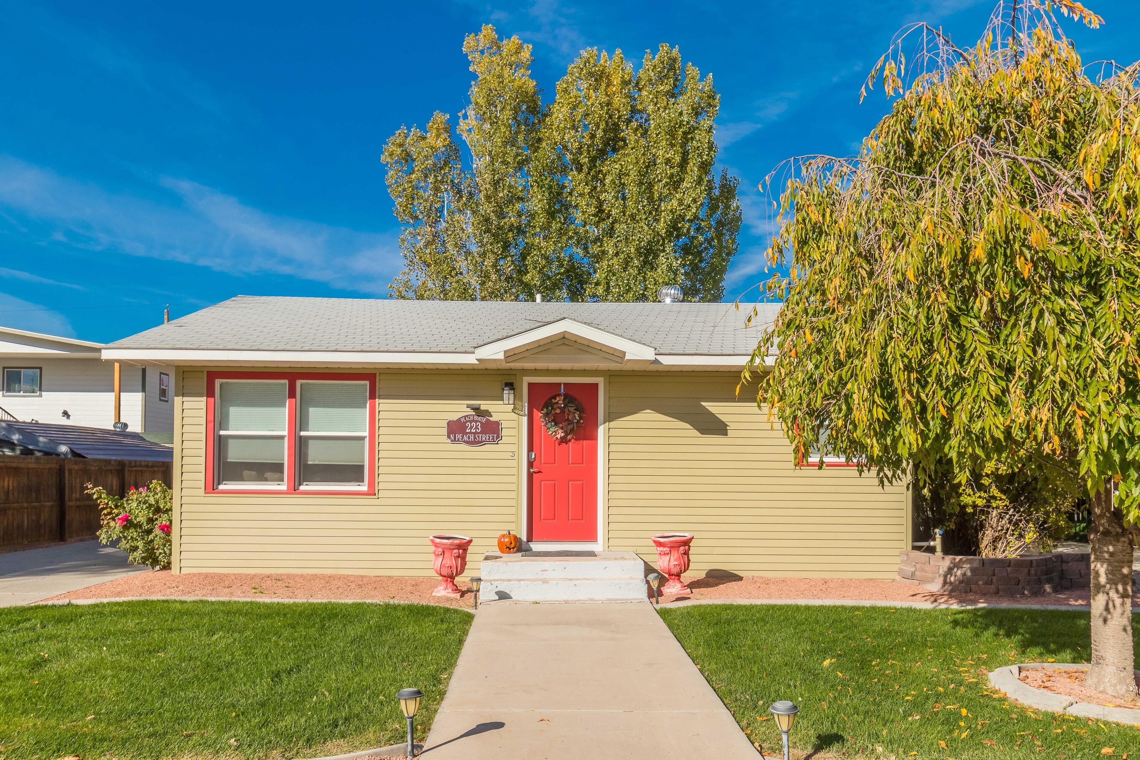 Peach House III - Cozy Downtown Getaway w/Big Yard