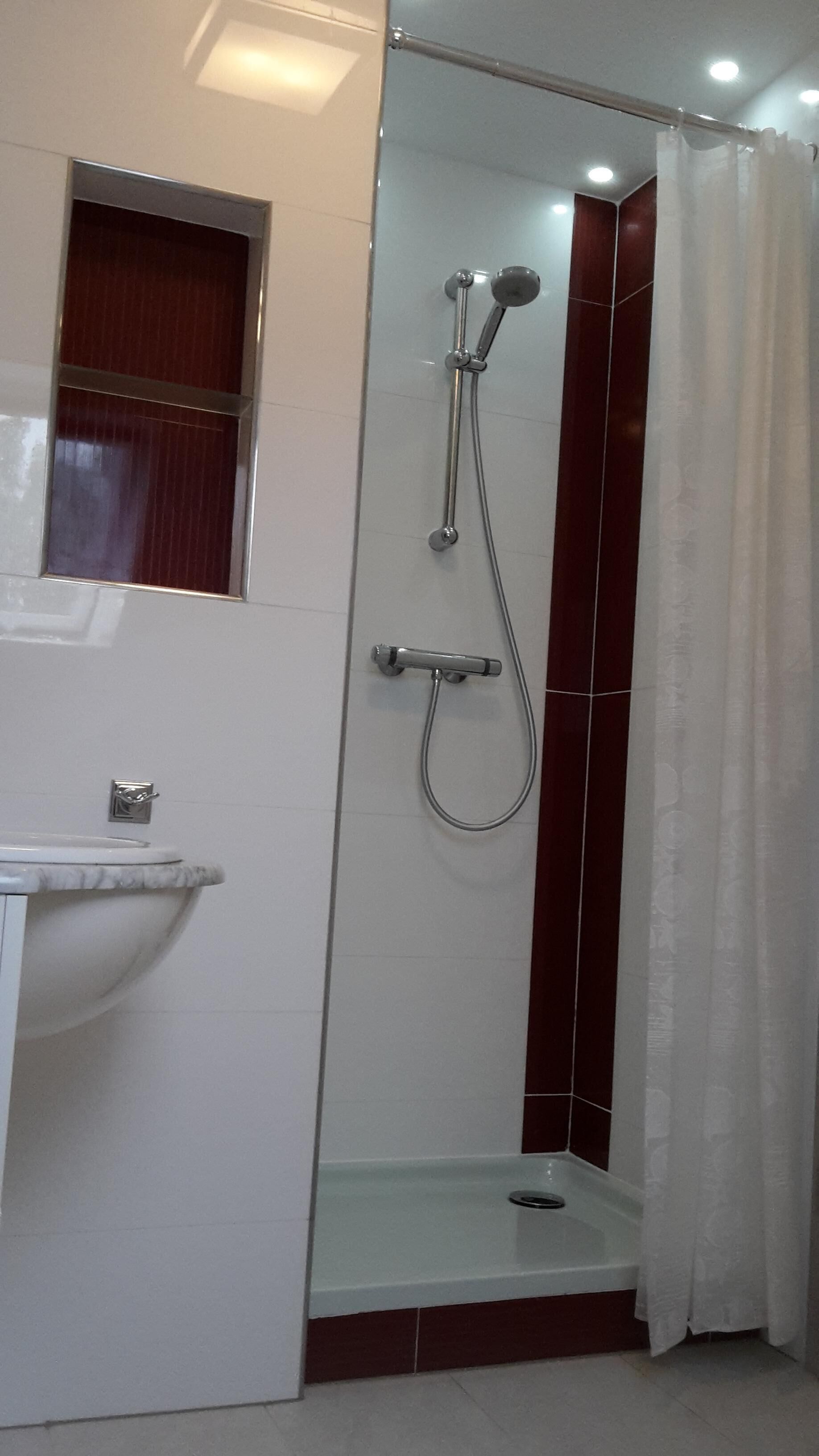 Dusche, Haartrockner, Handtücher, Seife