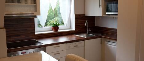 Kjøleskap, mikrobølgeovn, ovn og kokeplater