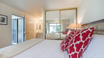 1 chambre, bureau, fer et planche à repasser, lit parapluie