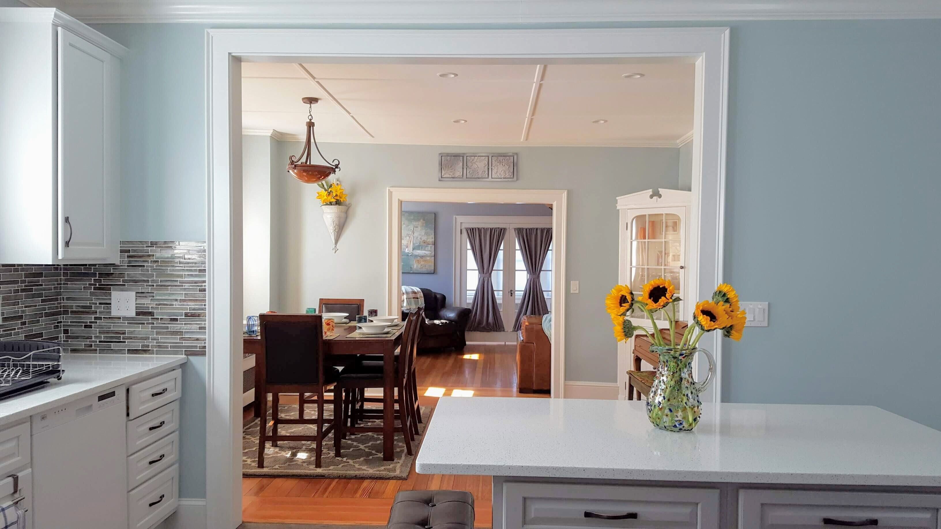 Newly renovated home a minute from Newport and easy access to bridge