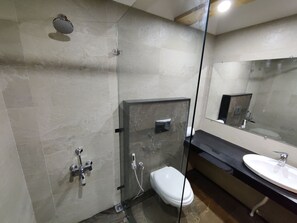 Club-Doppelzimmer | Badezimmer | Dusche, Handtücher