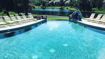 Una piscina techada, una piscina climatizada