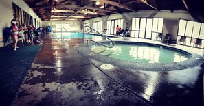Piscina interior con suelo mojado, señal de uso reciente.