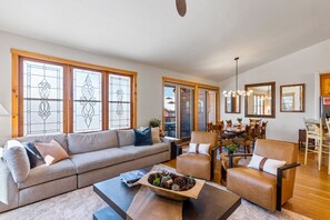 TV, peis, DVD-spiller og oppvarmet gulv