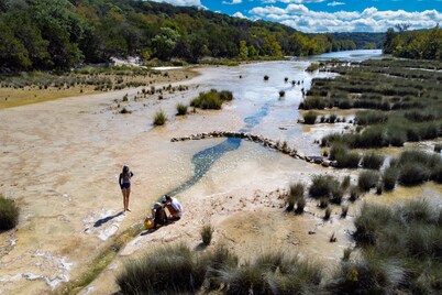 Baño completo en todas las habitaciones / Acceso privado al río / Vistas de la colina de 20 millas.