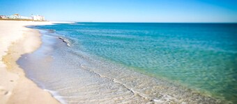 Amazing Beach & Sunset Views, Free Lazy Days Beach Chairs/Umbrella provided