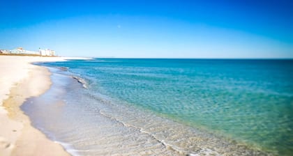 Amazing Beach & Sunset Views, Free Lazy Days Beach Chairs/Umbrella provided