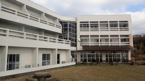 Vista frontal de la propiedad