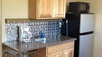 Réfrigérateur, micro-ondes, cafetiÚre/bouilloire, grille-pain