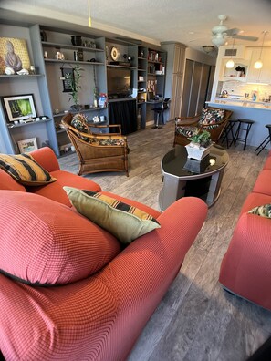 TV, books, music library, stereo - <br><br>PURPLE LOTUS AT CRYSTAL COVE SAPPHIRE BEACH <br> (St Thomas USVI)