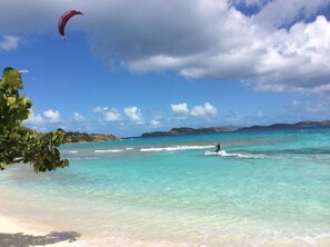 Plage, chaises longues, serviettes de plage