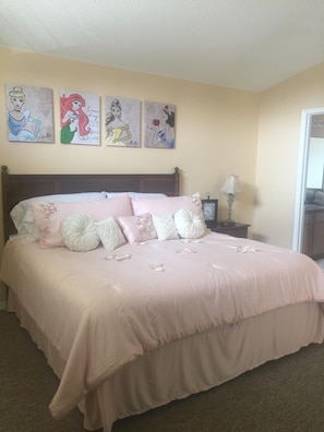 4 bedrooms, iron/ironing board, WiFi, bed sheets - Disney Memories.  4 Bed, 3 Bath, 10 mins from Disney. (Kissimmee)