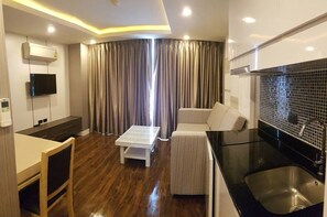 2 Bedrooms Suite | Vardagsrum | LCD-tv