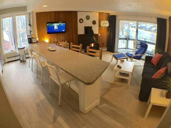 Smart TV, fireplace, stereo - NICE CONDO! Great Location, Reviews, Hot Tub, 2 Bd, Walk or free bus to ski! (Breckenridge)