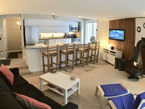 Smart TV, fireplace, stereo - NICE CONDO! Great Location, Reviews, Hot Tub, 2 Bd, Walk or free bus to ski! (Breckenridge)