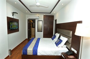Luxury Room | Minibar, in-room safe, desk, soundproofing - Hotel The R Blues (New Delhi)