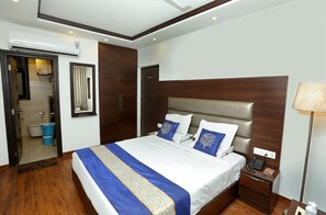 Luxury Room | Minibar, in-room safe, desk, soundproofing - Hotel The R Blues (New Delhi)