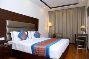 Minibar, caja de seguridad en la habitación y escritorio