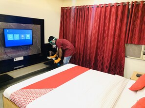 1 bedroom, premium bedding, Tempur-Pedic beds, individually decorated - Hotel New Uttam Hira Palace (Nashik)