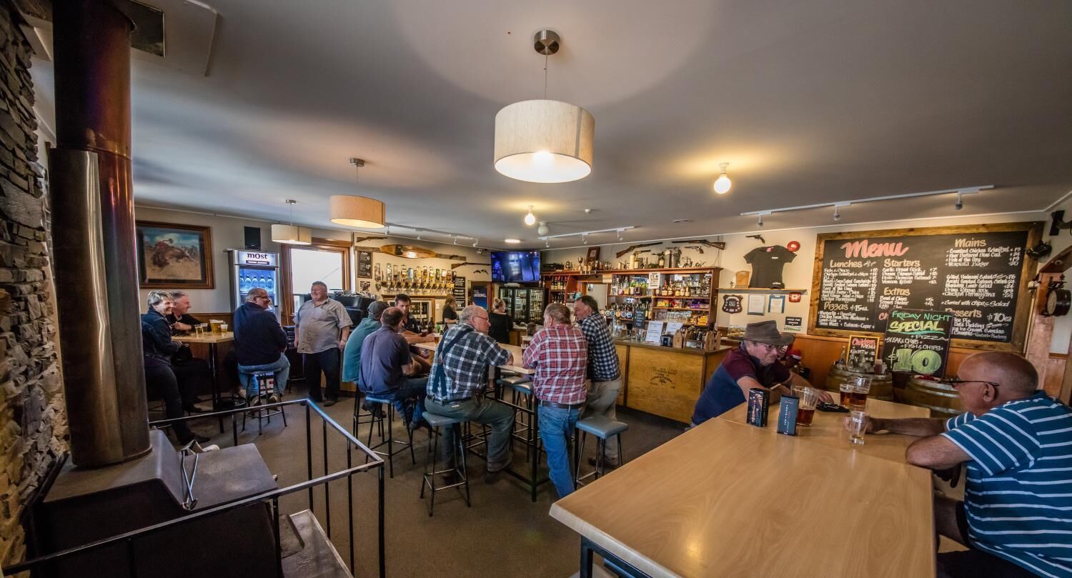 朝食、ランチ、ディナーに営業 (郷土料理)