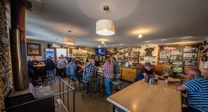 Aamiainen, lounas ja illallinen; paikallinen keittiö 