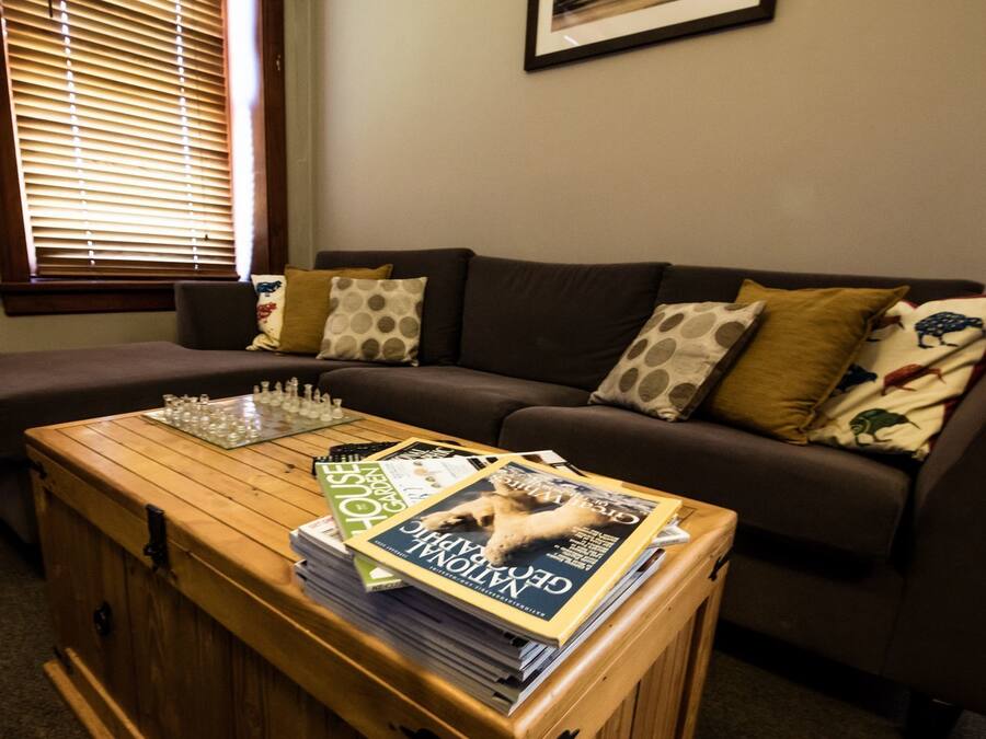 Room, 1 King Bed, Ensuite (Manager's Room) | Wohnbereich